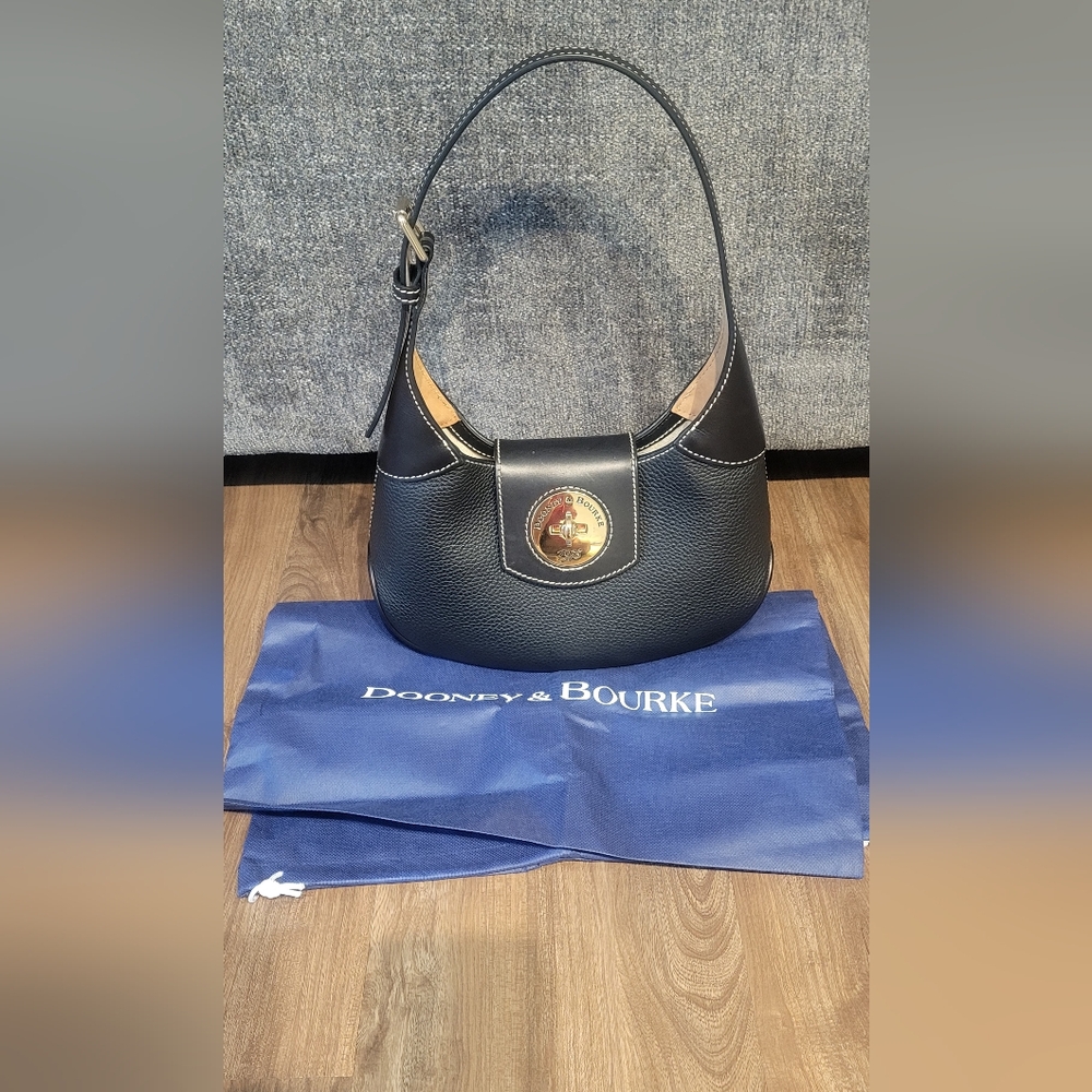 Dooney & Bourke Black Shoulder Bag with Classic Design